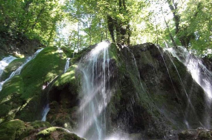 آبشار اوبن، آبشاری در میان درختان سبز ساری
