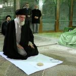 رهبر معظم انقلاب در مرقد امام خمینی (ره) و گلزار شهدا حضور یافتند