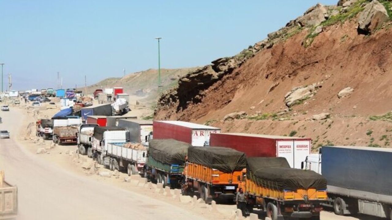 آخرین وضعیت مرزها؛ قرنطینه رانندگان ایرانی در ترکیه و توقف ۱۵۰۰ کامیون در سومار