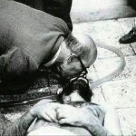 بوسۀ بازرگان بر پیکر چمران (+ عکس)