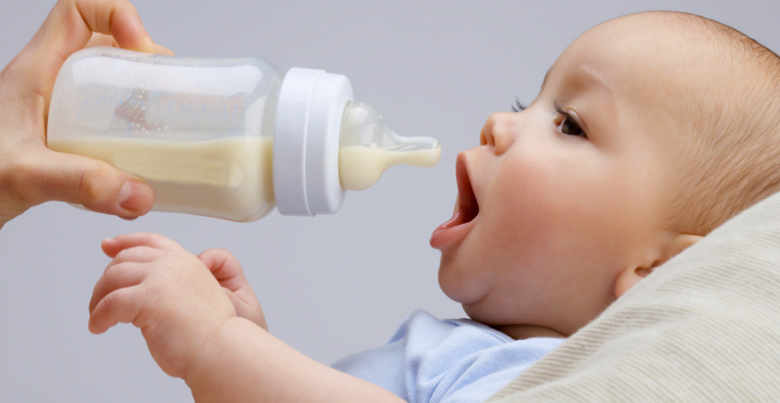 قاچاق شیرخشک نوزادان ایرانی به کشورهای همسایه/ ۶ ماه تا پایان تاریخ انقضای مواد اولیه رسوبی در گمرک فرصت داریم