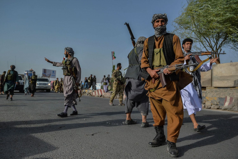 سقوط قندهار و هرات و غزنی به دست طالبان/ درخواست امریکا از طالبان برای امنیت سفارتش در کابل / پیشنهاد ایجاد دولت موقت