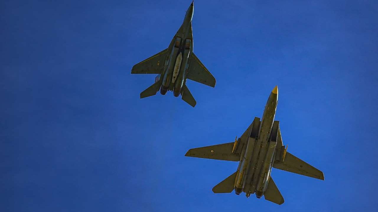 انهدام اهداف دشمن با بمب «یاسین ۹۰» در رزمایش هوایی ارتش/ تمرین رهگیری هوایی در ارتفاع پست