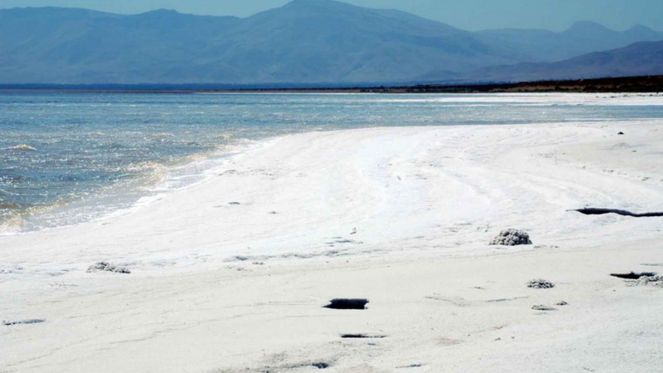 احتمال بروز طوفان‌های نمکی با کاهش شدید سطح آب دریاچه ارومیه / خطر انقراض گونه‌های حیات وحش