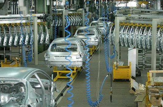 خودروسازی در ایران بجای صنعت، کارخانه‌داری است