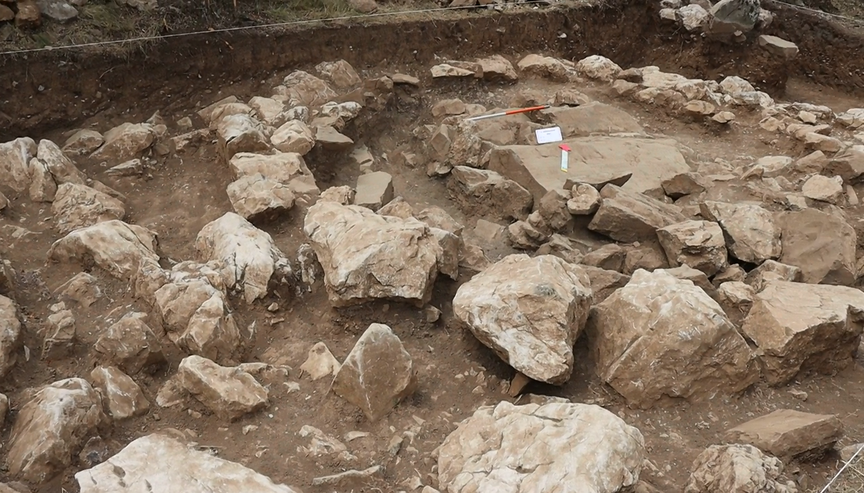 کشف گورهای کلان سنگی بزرگ با اجساد ۳۶۰۰ ساله در نزدیکی رامسر؛ باستان شناسان می‌گویند اجسادی که کشف شده متعلق به مردمانی هوشمند و متمدن است