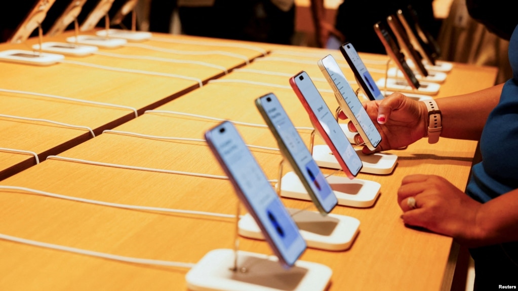 اتحادیه اروپا: گوشی‌ها باید طوری طراحی شود که کاربران بتوانند باتری آن را عوض کنند